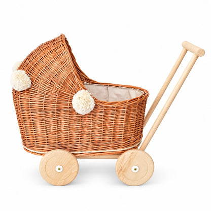 Hnědý proutěný kočárek pro panenky s polštářkem a přikrývkou